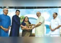 കഴിഞ്ഞ ദിവസം വിവാഹിതരായ രാജ്യസഭാ എംപി സദാനന്ദന്‍ മാസ്റ്ററുടെ മകള്‍ ടി. യമുനാഭാരതിയേയും ശ്രീകാന്തിനേയും ഉപരാഷ്ട്രപതി സി.പി. രാധാകൃഷ്ണന്‍ അനുമോദിക്കുന്നു
