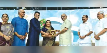 കഴിഞ്ഞ ദിവസം വിവാഹിതരായ രാജ്യസഭാ എംപി സദാനന്ദന് മാസ്റ്ററുടെ മകള് ടി. യമുനാഭാരതിയേയും ശ്രീകാന്തിനേയും ഉപരാഷ്ട്രപതി സി.പി. രാധാകൃഷ്ണന് അനുമോദിക്കുന്നു