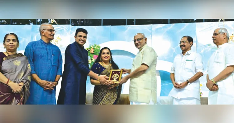 കഴിഞ്ഞ ദിവസം വിവാഹിതരായ രാജ്യസഭാ എംപി സദാനന്ദന്‍ മാസ്റ്ററുടെ മകള്‍ ടി. യമുനാഭാരതിയേയും ശ്രീകാന്തിനേയും ഉപരാഷ്ട്രപതി സി.പി. രാധാകൃഷ്ണന്‍ അനുമോദിക്കുന്നു