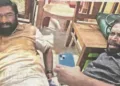 ദീപക്കും ശ്രീകുമാറും. സംഘര്‍ഷത്തില്‍ തെറിച്ചുവീണെന്ന തരത്തില്‍ ദേശാഭിമാനിയില്‍ പ്രസിദ്ധീകരിച്ച ചിത്രം