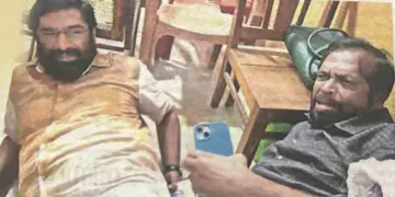 ദീപക്കും ശ്രീകുമാറും. സംഘര്‍ഷത്തില്‍ തെറിച്ചുവീണെന്ന തരത്തില്‍ ദേശാഭിമാനിയില്‍ പ്രസിദ്ധീകരിച്ച ചിത്രം