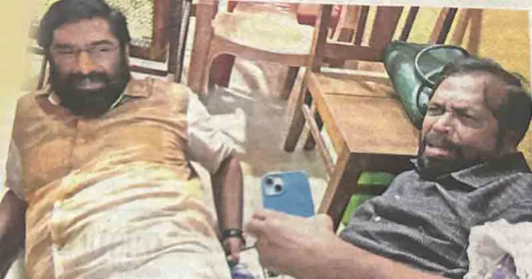 ദീപക്കും ശ്രീകുമാറും. സംഘര്‍ഷത്തില്‍ തെറിച്ചുവീണെന്ന തരത്തില്‍ ദേശാഭിമാനിയില്‍ പ്രസിദ്ധീകരിച്ച ചിത്രം