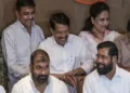 ഏക്നാഥ് ഷിന്‍ഡേ ഉദ്ധവ് പക്ഷത്ത് നിന്നും വന്ന എംഎല്‍എസി സച്ചിന്‍ അഹിറിനൊപ്പം