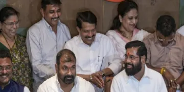 ഏക്നാഥ് ഷിന്‍ഡേ ഉദ്ധവ് പക്ഷത്ത് നിന്നും വന്ന എംഎല്‍എസി സച്ചിന്‍ അഹിറിനൊപ്പം