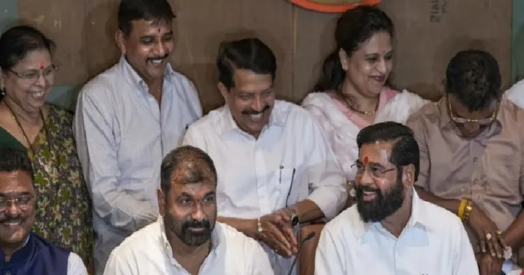 ഏക്നാഥ് ഷിന്‍ഡേ ഉദ്ധവ് പക്ഷത്ത് നിന്നും വന്ന എംഎല്‍എസി സച്ചിന്‍ അഹിറിനൊപ്പം