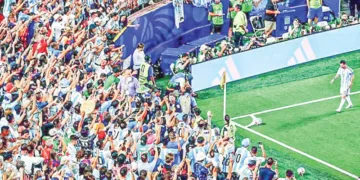 അള്‍ജീരിയയ്‌ക്കെതിരായ പോരാട്ടത്തിനിടെ കോര്‍ണര്‍ കിക്കെടുക്കാനെത്തിയ മെസിയെ നോക്കി കാന്‍സാസ് സിറ്റിയിലെ ആരാധകര്‍ ആവേശത്തിലായപ്പോള്‍