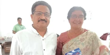 തപസ്യയുടെ അക്ഷരോത്സവം പരിപാടിക്കെത്തിയ ഫ്രാന്‍സിസ് ടി. മാവേലിക്കരയും ആദരവ് ഏറ്റുവാങ്ങാനെത്തിയ പ്രശസ്ത സിനിമാതാരവും നാടക നടിയുമായ പൗളി വല്‍സനും കണ്ടുമുട്ടിയപ്പോള്‍