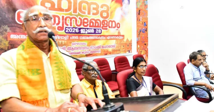എറണാകുളത്ത് സംഘടിപ്പിച്ച ഹിന്ദു നേതൃസമ്മേളനത്തിന്റെ സമാപന സഭ സീമാജഗരണ്‍ മഞ്ച് അഖില ഭാരതീയ സംരക്ഷക് എ. ഗോപാലകൃഷ്ണന്‍ ഉദ്ഘാടനം ചെയ്യുന്നു