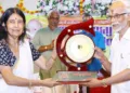 കല്‍പ്പുഴ ദിവാകരന്‍ നമ്പൂതിരിയുടെ ഓര്‍മക്കായി തന്ത്രവിദ്യാപീഠം ഏര്‍പ്പെടുത്തിയ പുരസ്‌കാരം അശ്വതിതിരുന്നാള്‍ ഗൗരി ലക്ഷ്മി ഭായ് തമ്പൂരാട്ടിയില്‍ നിന്ന് അനിരുദ്ധന്‍ തന്ത്രികള്‍ ഏറ്റുവാങ്ങുന്നു (ഫയല്‍ ഫോട്ടോ)