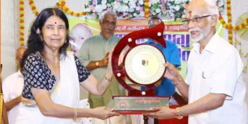 കല്‍പ്പുഴ ദിവാകരന്‍ നമ്പൂതിരിയുടെ ഓര്‍മക്കായി തന്ത്രവിദ്യാപീഠം ഏര്‍പ്പെടുത്തിയ പുരസ്‌കാരം അശ്വതിതിരുന്നാള്‍ ഗൗരി ലക്ഷ്മി ഭായ് തമ്പൂരാട്ടിയില്‍ നിന്ന് അനിരുദ്ധന്‍ തന്ത്രികള്‍ ഏറ്റുവാങ്ങുന്നു (ഫയല്‍ ഫോട്ടോ)