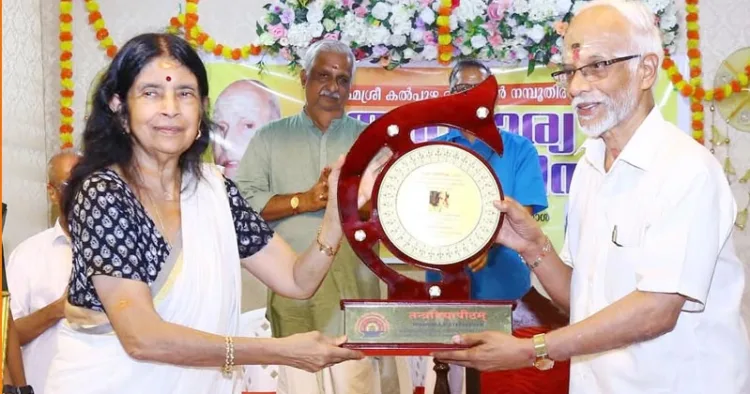 കല്പ്പുഴ ദിവാകരന് നമ്പൂതിരിയുടെ ഓര്മക്കായി തന്ത്രവിദ്യാപീഠം ഏര്പ്പെടുത്തിയ പുരസ്കാരം അശ്വതിതിരുന്നാള് ഗൗരി ലക്ഷ്മി ഭായ് തമ്പൂരാട്ടിയില് നിന്ന് അനിരുദ്ധന് തന്ത്രികള് ഏറ്റുവാങ്ങുന്നു (ഫയല് ഫോട്ടോ)