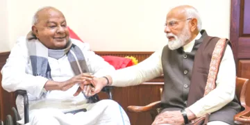 പ്രധാനമന്ത്രി നരേന്ദ്ര മോദി എച്ച്. ഡി. ദേവഗൗഡയെ സന്ദര്ശിച്ചപ്പോള്
