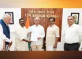 കേരളത്തിന്റെ വിദ്യാഭ്യാസ ഗുണനിലവാരവും പഠനാന്തരീക്ഷവും മെച്ചപ്പെടുത്തുന്നതിനെ കുറിച്ച് വിദ്യാഭ്യാസ വികാസകേന്ദ്രം തയാറാക്കിയ നിര്‍ദേശങ്ങള്‍ ശിക്ഷാ സംസ്‌കൃതി ഉത്ഥാന്‍ ന്യാസിന്റെ ദേശീയ സംയോജകന്‍ എ. വിനോദിന്റെ നേതൃത്വത്തില്‍ ഗവര്‍ണര്‍ രാജേന്ദ്ര വിശ്വനാഥ് ആര്‍ലേക്കര്‍ക്ക് നല്‍കുന്നു