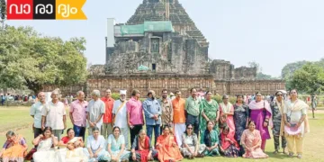 യാത്രാ സംഘം കൊണാര്ക്ക് സൂര്യ ക്ഷേത്രത്തിന് മുന്നില്