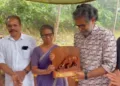പി.എം. ഭാസ്‌കരന്‍ മാസ്റ്റര്‍ സ്മാരക പുരസ്‌കാരം ജന്മഭൂമി ഓണ്‍ലൈന്‍ എഡിറ്റര്‍ കാവാലം ശശികുമാറിന് ഭാസ്‌കരന്‍ മാസ്റ്ററുടെ ഭാര്യ നളിനി സമ്മാനിക്കുന്നു