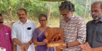 പി.എം. ഭാസ്‌കരന്‍ മാസ്റ്റര്‍ സ്മാരക പുരസ്‌കാരം ജന്മഭൂമി ഓണ്‍ലൈന്‍ എഡിറ്റര്‍ കാവാലം ശശികുമാറിന് ഭാസ്‌കരന്‍ മാസ്റ്ററുടെ ഭാര്യ നളിനി സമ്മാനിക്കുന്നു