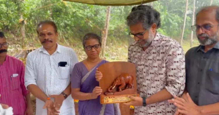 പി.എം. ഭാസ്‌കരന്‍ മാസ്റ്റര്‍ സ്മാരക പുരസ്‌കാരം ജന്മഭൂമി ഓണ്‍ലൈന്‍ എഡിറ്റര്‍ കാവാലം ശശികുമാറിന് ഭാസ്‌കരന്‍ മാസ്റ്ററുടെ ഭാര്യ നളിനി സമ്മാനിക്കുന്നു