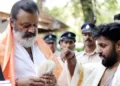 കൊട്ടിയൂരില്‍ ദര്‍ശനത്തിനെത്തിയ കേന്ദ്രമന്ത്രി സുരേഷ് ഗോപിയെ കൊട്ടിയൂര്‍ ദേവസ്വം എക്‌സിക്യ്ട്ടീവ് ഓഫീസര്‍ കെ. ഗോകുല്‍ ഓടപ്പൂ നല്‍കി സ്വീകരിക്കുന്നു