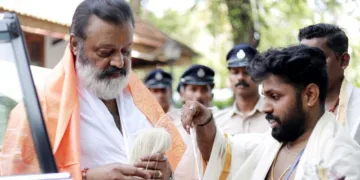 കൊട്ടിയൂരില്‍ ദര്‍ശനത്തിനെത്തിയ കേന്ദ്രമന്ത്രി സുരേഷ് ഗോപിയെ കൊട്ടിയൂര്‍ ദേവസ്വം എക്‌സിക്യ്ട്ടീവ് ഓഫീസര്‍ കെ. ഗോകുല്‍ ഓടപ്പൂ നല്‍കി സ്വീകരിക്കുന്നു