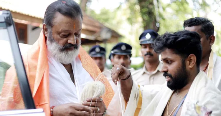 കൊട്ടിയൂരില്‍ ദര്‍ശനത്തിനെത്തിയ കേന്ദ്രമന്ത്രി സുരേഷ് ഗോപിയെ കൊട്ടിയൂര്‍ ദേവസ്വം എക്‌സിക്യ്ട്ടീവ് ഓഫീസര്‍ കെ. ഗോകുല്‍ ഓടപ്പൂ നല്‍കി സ്വീകരിക്കുന്നു