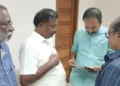 മഹാകവി കുമാരനാശാന്‍ പിറന്ന തൊമ്മന്‍വിളാകം തറവാടിരുന്ന ഭൂമി സാംസ്‌കാരിക വകുപ്പ് ഏറ്റെടുത്ത് ഉചിതമായ സ്മാരകം നിര്‍മ്മിക്കണമെന്ന് ആവശ്യപ്പെട്ട് കുമാരനാശാന്‍ ജന്മഭൂമി സംരക്ഷണസമിതി പ്രവര്‍ത്തകര്‍ സാംസ്‌കാരികവകുപ്പ് മന്ത്രി പി.സി. വിഷ്ണുനാഥിന് നിവേദനം നല്‍കുന്നു