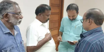 മഹാകവി കുമാരനാശാന്‍ പിറന്ന തൊമ്മന്‍വിളാകം തറവാടിരുന്ന ഭൂമി സാംസ്‌കാരിക വകുപ്പ് ഏറ്റെടുത്ത് ഉചിതമായ സ്മാരകം നിര്‍മ്മിക്കണമെന്ന് ആവശ്യപ്പെട്ട് കുമാരനാശാന്‍ ജന്മഭൂമി സംരക്ഷണസമിതി പ്രവര്‍ത്തകര്‍ സാംസ്‌കാരികവകുപ്പ് മന്ത്രി പി.സി. വിഷ്ണുനാഥിന് നിവേദനം നല്‍കുന്നു