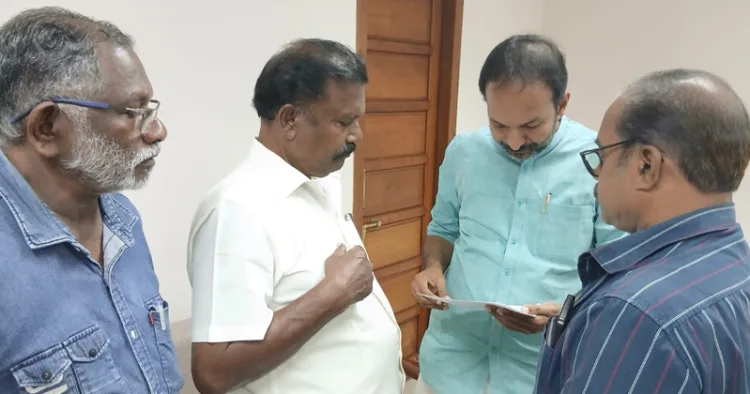 മഹാകവി കുമാരനാശാന്‍ പിറന്ന തൊമ്മന്‍വിളാകം തറവാടിരുന്ന ഭൂമി സാംസ്‌കാരിക വകുപ്പ് ഏറ്റെടുത്ത് ഉചിതമായ സ്മാരകം നിര്‍മ്മിക്കണമെന്ന് ആവശ്യപ്പെട്ട് കുമാരനാശാന്‍ ജന്മഭൂമി സംരക്ഷണസമിതി പ്രവര്‍ത്തകര്‍ സാംസ്‌കാരികവകുപ്പ് മന്ത്രി പി.സി. വിഷ്ണുനാഥിന് നിവേദനം നല്‍കുന്നു
