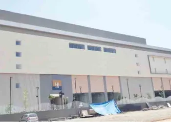 കൊച്ചി തുറമുഖത്തെ ഹാര്‍ബര്‍ പാലത്തിന് സമീപത്തായി ഉയരുന്ന മാള്‍