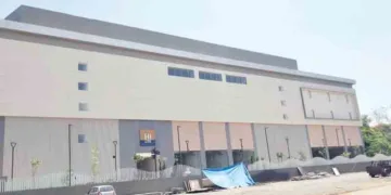 കൊച്ചി തുറമുഖത്തെ ഹാര്‍ബര്‍ പാലത്തിന് സമീപത്തായി ഉയരുന്ന മാള്‍