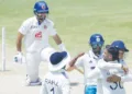 അഫ്ഗാന്‍ ബാറ്റര്‍ റഹ്‌മത്ത് ഷായുടെ വിക്കറ്റ് നേടിയ മാനവ് സുത്താറിനെ സഹതാരങ്ങള്‍ അഭിനന്ദിക്കുന്നു