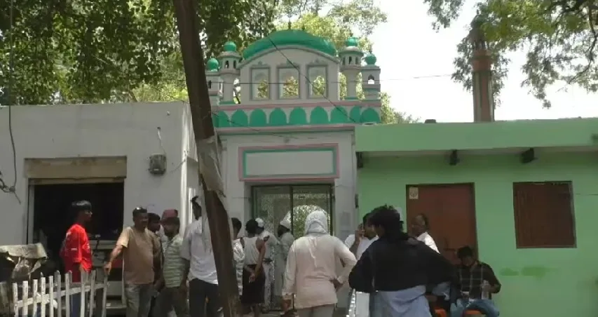 300 കോടിയുടെ പദ്ധതി ; കാശി റെയിൽവേ സ്റ്റേഷൻ മൾട്ടി-മോഡൽ ട്രാൻസ്പോർട്ട് ഹബ്ബാക്കാൻ തീരുമാനം : തടസ്സമായി റെയിൽവേ ഭൂമിയിൽ മസ്ജിദ് ; പൊളിക്കാൻ നോട്ടീസ്