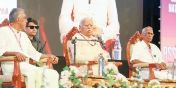 സംഘശതാബ്ദിയുടെ ഭാഗമായി തൃശൂര് ഹയാത്തില് സംഘടിപ്പിച്ച പ്രഭാഷണ സഭയില് ആര്എസ്എസ് സര്സംഘചാലക് ഡോ. മോഹന് ഭാഗവത് സംസാരിക്കുന്നു. ഉത്തര കേരളം പ്രാന്ത സംഘചാലക് അഡ്വ. കെ.കെ. ബലറാം, തൃശൂര് വിഭാഗ് സംഘചാലക് കെ.എസ്. പത്മനാഭന് സമീപം