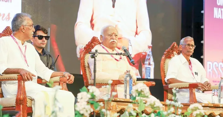 സംഘശതാബ്ദിയുടെ ഭാഗമായി തൃശൂര് ഹയാത്തില് സംഘടിപ്പിച്ച പ്രഭാഷണ സഭയില് ആര്എസ്എസ് സര്സംഘചാലക് ഡോ. മോഹന് ഭാഗവത് സംസാരിക്കുന്നു. ഉത്തര കേരളം പ്രാന്ത സംഘചാലക് അഡ്വ. കെ.കെ. ബലറാം, തൃശൂര് വിഭാഗ് സംഘചാലക് കെ.എസ്. പത്മനാഭന് സമീപം