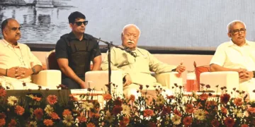 സംഘശതാബ്ദിയുടെ ഭാഗമായി തിരുവനന്തപുരം ഉദയ പാലസ് ആഡിറ്റോറിയത്തില് സംഘടിപ്പിച്ച പ്രഭാഷണ സഭയില് ആര്എസ്എസ് സര്സംഘചാലക് ഡോ. മോഹന് ഭാഗവത് സംസാരിക്കുന്നു. ദക്ഷിണ കേരളം പ്രാന്ത കാര്യവാഹ് ടി.വി. പ്രസാദ് ബാബു, വിഭാഗ് സംഘചാലക് പി. ഗിരീഷ് സമീപം (ഇടത്ത്). പ്രഭാഷണ സഭയില് പങ്കെടുത്ത സദസ്