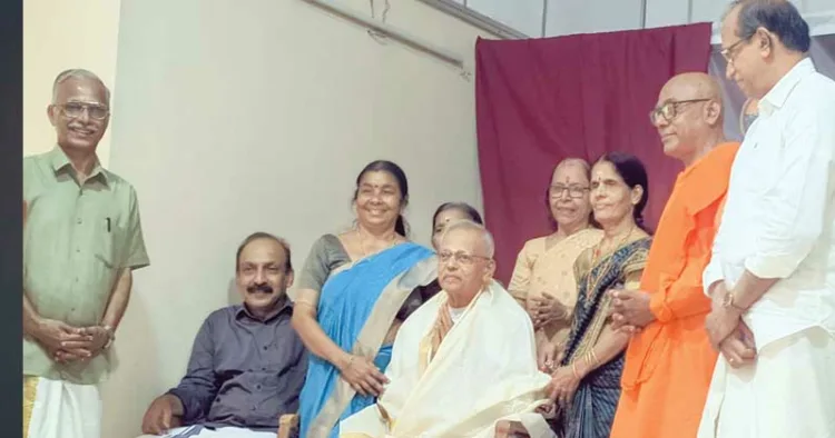 രാമകൃഷ്ണ മഠത്തിന്റെ ധര്‍മ്മപ്രചാര്‍ പുരസ്‌കാരം നമ്പ്യാര്‍ജി ഏറ്റുവാങ്ങുന്നു