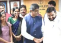 ചെയര്മാനായി ചുമതലയേല്ക്കാന് റബര് ബോര്ഡിന്റെ കോട്ടയത്തെ ആസ്ഥാന ഓഫീസിലെത്തിയ എന്. ഹരിയെ എക്സിക്യുട്ടീവ് ഡയറക്ടര് എം. വസന്തഗേശന് ഇരിപ്പിടത്തിലേക്ക് ആനയിക്കുന്നു