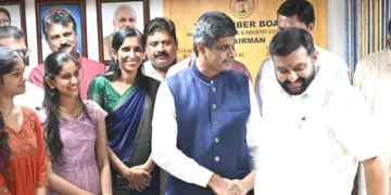 ചെയര്‍മാനായി ചുമതലയേല്‍ക്കാന്‍ റബര്‍ ബോര്‍ഡിന്റെ കോട്ടയത്തെ ആസ്ഥാന ഓഫീസിലെത്തിയ എന്‍. ഹരിയെ എക്‌സിക്യുട്ടീവ് ഡയറക്ടര്‍ എം. വസന്തഗേശന്‍ ഇരിപ്പിടത്തിലേക്ക് ആനയിക്കുന്നു