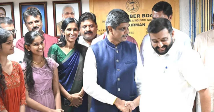 ചെയര്മാനായി ചുമതലയേല്ക്കാന് റബര് ബോര്ഡിന്റെ കോട്ടയത്തെ ആസ്ഥാന ഓഫീസിലെത്തിയ എന്. ഹരിയെ എക്സിക്യുട്ടീവ് ഡയറക്ടര് എം. വസന്തഗേശന് ഇരിപ്പിടത്തിലേക്ക് ആനയിക്കുന്നു