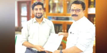 എന്‍ടിയു സംസ്ഥാന സെക്രട്ടറി ടി. അനൂപ്കുമാര്‍ പൊതുവിദ്യാഭ്യാസ സെക്രട്ടറി ആസിഫ് കെ. യൂസഫിന് പരാതി നല്‍കുന്നു