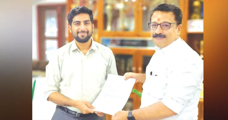 എന്‍ടിയു സംസ്ഥാന സെക്രട്ടറി ടി. അനൂപ്കുമാര്‍ പൊതുവിദ്യാഭ്യാസ സെക്രട്ടറി ആസിഫ് കെ. യൂസഫിന് പരാതി നല്‍കുന്നു
