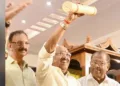 വെള്ളാപ്പള്ളി നടേശന് എറണാകുളം ടൗണ്‍ഹാളില്‍ നല്‍കിയ സ്വീകരണ യോഗത്തില്‍ പദ്മഭൂഷണ്‍ പുരസ്‌കാരം
ഉയര്‍ത്തിക്കാട്ടുന്നു