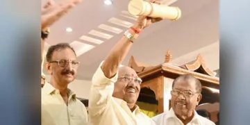 വെള്ളാപ്പള്ളി നടേശന് എറണാകുളം ടൗണ്‍ഹാളില്‍ നല്‍കിയ സ്വീകരണ യോഗത്തില്‍ പദ്മഭൂഷണ്‍ പുരസ്‌കാരം
ഉയര്‍ത്തിക്കാട്ടുന്നു