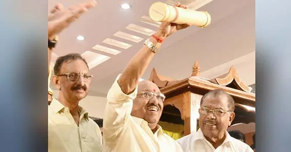 വെള്ളാപ്പള്ളി നടേശന് എറണാകുളം ടൗണ്‍ഹാളില്‍ നല്‍കിയ സ്വീകരണ യോഗത്തില്‍ പദ്മഭൂഷണ്‍ പുരസ്‌കാരം
ഉയര്‍ത്തിക്കാട്ടുന്നു