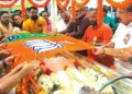 എല്‍. പദ്മകുമാറിന്റെ ഭൗതികദേഹത്തില്‍ ബിജെപി സംസ്ഥാന അധ്യക്ഷന്‍ രാജീവ് ചന്ദ്രശേഖര്‍ എംഎല്‍എ പാര്‍ട്ടി പതാക പുതപ്പിക്കുന്നു