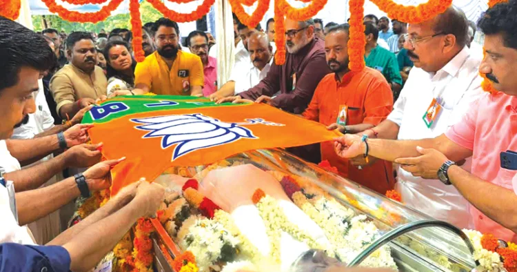 എല്. പദ്മകുമാറിന്റെ ഭൗതികദേഹത്തില് ബിജെപി സംസ്ഥാന അധ്യക്ഷന് രാജീവ് ചന്ദ്രശേഖര് എംഎല്എ പാര്ട്ടി പതാക പുതപ്പിക്കുന്നു