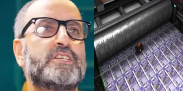 പാക് തീവ്രവാദി മുഷ്താഖ് അഹമ്മദ് ഭട്ട് (ഇടത്ത്) ഇന്ത്യയുടെ കള്ളനോട്ട് (വലത്ത്)