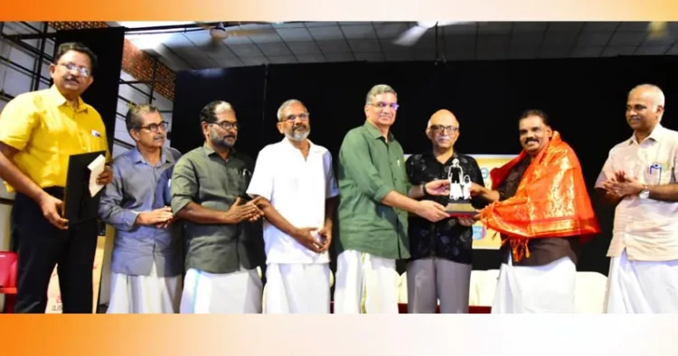 സൗരക്ഷിക പഞ്ചമി പുരസ്‌കാരം കെ.എസ്. രാജേന്ദ്രപ്രസാദിന് റിട്ട. ജസ്റ്റിസ് വി.ജി. അരുണ്‍ സമ്മാനിക്കുന്നു