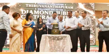 പാങ്ങോട് സൈനിക കേന്ദ്ര ആസ്ഥാനത്തെ വജ്രജൂബിലി ആഘോഷങ്ങളുടെ ഉദ്ഘാടനം സൈനിക കേന്ദ്രം മേധാവി ബ്രിഗേഡിയര്‍ അനുരാഗ് ഉപാധ്യായ കേക്ക് മുറിച്ച് നിര്‍വഹിക്കുന്നു