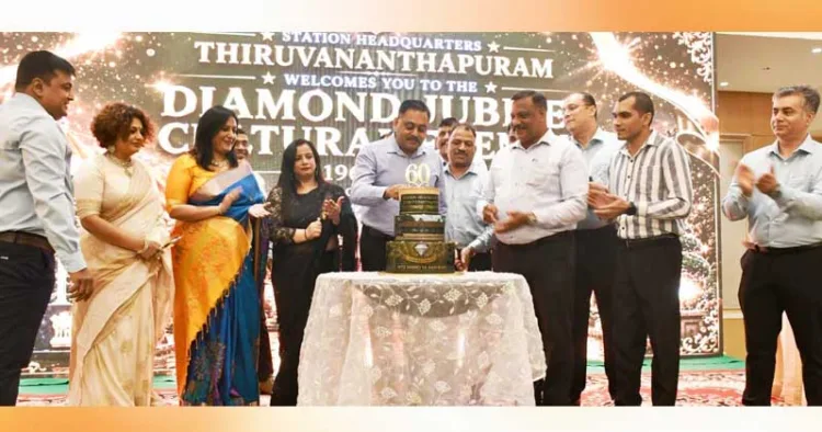 പാങ്ങോട് സൈനിക കേന്ദ്ര ആസ്ഥാനത്തെ വജ്രജൂബിലി ആഘോഷങ്ങളുടെ ഉദ്ഘാടനം സൈനിക കേന്ദ്രം മേധാവി ബ്രിഗേഡിയര്‍ അനുരാഗ് ഉപാധ്യായ കേക്ക് മുറിച്ച് നിര്‍വഹിക്കുന്നു