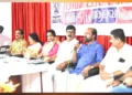 സാഹിത്യ ചര്‍ച്ചയില്‍ ചിന്തകന്‍ എ.പി. അഹമ്മദ് സംസാരിക്കുന്നു. ടി.എസ്. നീലാംബരന്‍, ഇ.കെ. രാജവര്‍മ്മ, ഡോ. വി. സുജാത, ഡോ. രാധ മീര, സി.സി. സുരേഷ്, ഡോ. പി. ശിവപ്രസാദ്, ജി. അമൃത രാജ് സമീപം